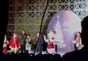 Alumnos Buap, abuchean a rectora durante el encendido del arbol navide&ntilde;o; a&uacute;n expresan su descontento por su reelecci&oacute;n