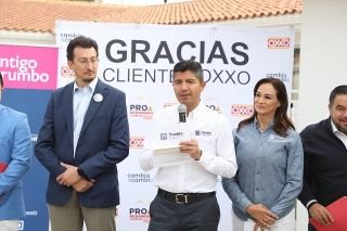 Ayuntamiento de Puebla recibe donativo del programa 'Pro Redondeo Oxxo 2023'