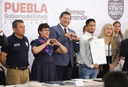 Gobernador Armenta reconoce a "El Tigre" Arellano y le otorga beca universitaria