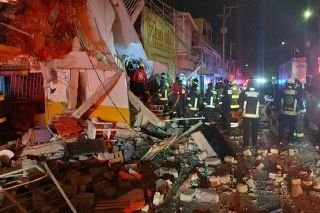 Colapsa edificio y deja un muerto en Puebla
