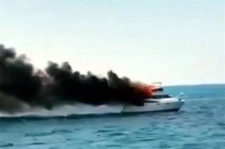 Se incendia un yate en la zona hotelera de Canc&uacute;n
