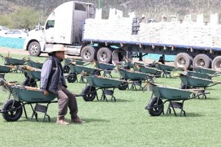 Acelera Armenta el desarrollo de la Sierra Negra con apoyos comunitarios y al campo