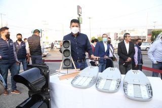 Eduardo Rivera P&eacute;rez moderniza sem&aacute;foros y luminarias de la capital poblana