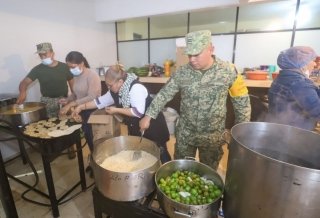 Fuerzas armadas, con sensibilidad y prontitud, atienden a la poblaci&oacute;n afectada en la Sierra Norte