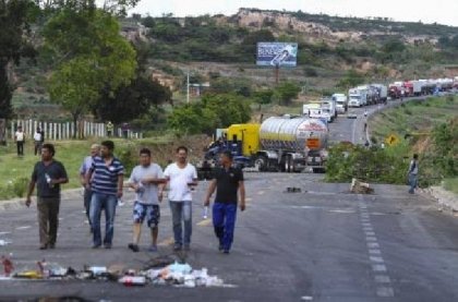 Por operativos a grupos criminales, bloquean carreteras al sur de Edomex