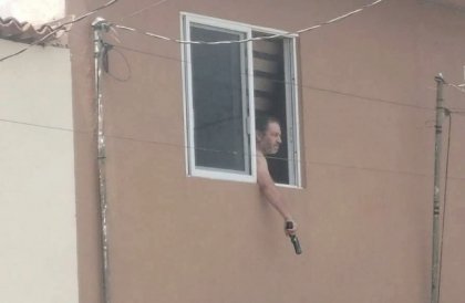 &iquest;Nuevo tirador en Puebla? Denuncian a vecino que amenaza armado desde su ventana