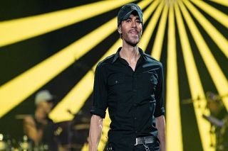 &iquest;Y Kournikova? Enrique Iglesias se besa con fan durante concierto en Las Vegas