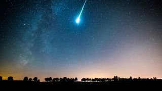 Meteoro es captado por habitantes de C&aacute;diz, Espa&ntilde;a; convierte la noche en d&iacute;a