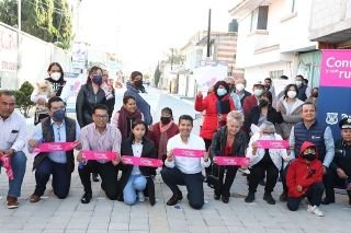 Entrega ayuntamiento de Puebla calles en loma linda del programa construyendo contigo