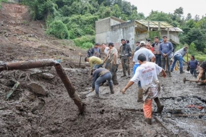 Gobernador Armenta responde de manera inmediata en zonas afectadas por lluvias y supervisa entrega de apoyos