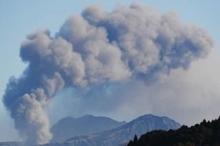 Alerta de evacuaci&oacute;n por la erupci&oacute;n de un volc&aacute;n en Jap&oacute;n