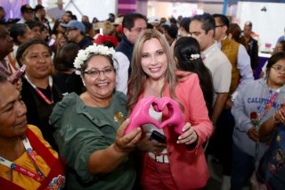 Con cercan&iacute;a y sensibilidad, Ceci Arellano comparte con familias en cierre de Feria de Puebla