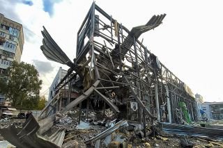 Un avi&oacute;n militar se estrella contra un edificio de viviendas en la ciudad de Yeisk, Rusia
