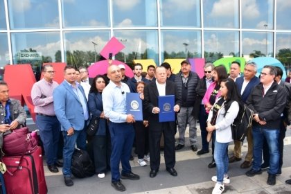 Llegan a Puebla los primeros pasajeros del vuelo directo desde Newark