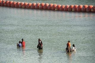 Tribunal federal de EU ordena a Texas retirar boyas antimigrantes; se apelar&aacute; la decisi&oacute;n
