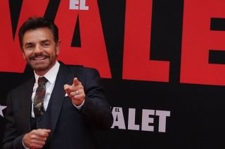 Eugenio Derbez &ldquo;rega&ntilde;a&rdquo; a Aislinn por usar sensual bikini rojo