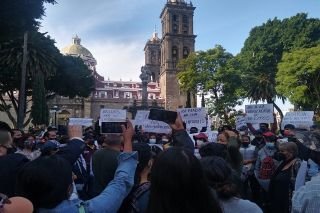 Miembros del Ayuntamiento de Puebla exigen frente a Palacio Municipal la liberaci&oacute;n de 20 compa&ntilde;eros detenidos