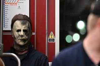 A d&iacute;as de Halloween, abaten a hombre armado que usaba m&aacute;scara de Michael Myers en Las Vegas