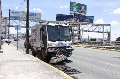 Con barredoras mec&aacute;nicas Gobierno Estatal atiende siete vialidades principales en Puebla Capital