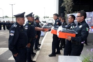 Entrega SSC uniformes a elementos operativos de la Polic&iacute;a de la Ciudad