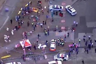 Sube a 16 el balance de muertos por tiroteo durante festividad jud&iacute;a en playa de Australia