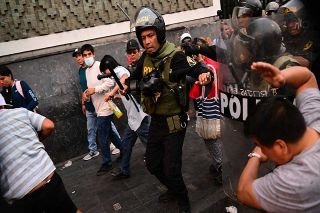 Aumenta a 15 las muertes en protestas de Per&uacute;
