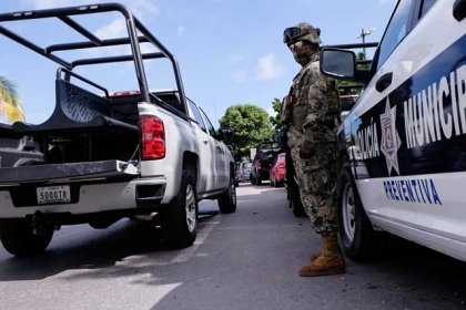 Arma esc&aacute;ndalo en un bar, choca borracho y huye: suspenden a subdirector de Polic&iacute;a en Canc&uacute;n