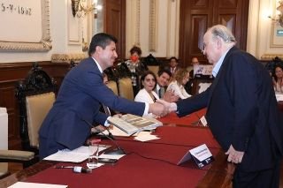 Eduardo Rivera P&eacute;rez entrega la presea Puebla de Zaragoza al fot&oacute;grafo Ra&uacute;l Gil