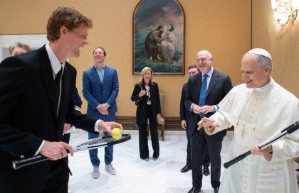Le&oacute;n XIV recibe a Jannik Sinner en el Vaticano y bromean con jugar tenis