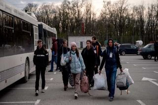 Entre bombardeos de Rusia, fueron evacuados casi 500 civiles de Mari&uacute;pol, Ucrania