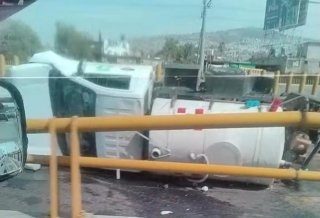 Camioneta vuelca en la M&eacute;xico-Puebla y provoca fuerte caos vial rumbo a la capital