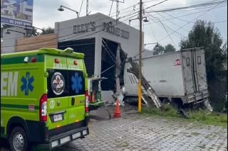 Tr&aacute;iler se queda sin frenos y choca contra un restaurante