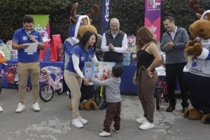 56 ni&ntilde;as y ni&ntilde;os del SMDIF reciben juguetes por parte de colaboradores de Telcel