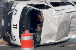 Imprudencia al volante provoca volcadura de combi en la 23 Poniente y m&uacute;ltiples heridos