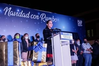 DIF de San Andr&eacute;s Cholula realiza encendido del &aacute;rbol navide&ntilde;o en el z&oacute;calo