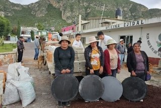 Salud, econom&iacute;a y cuidado ambiental promueve Altosano Granjas Carroll al entregar 170 estufas ahorradoras de le&ntilde;a