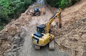 M&oacute;dulos de maquinaria rehabilitan carreteras y caminos en la Sierra Norte