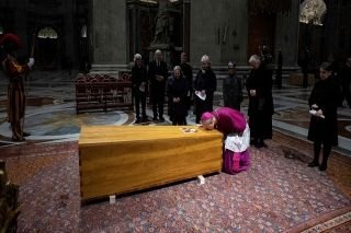 Con ceremonia in&eacute;dita en el Vaticano, despiden a Benedicto XVI el papa Francisco y miles de fieles