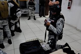 Hallan m&aacute;s de 48 mil d&oacute;lares y armas no autorizadas en cuartel de la Guardia Nacional en Tepatitl&aacute;n, Jalisco