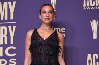 Dua Lipa hace oficial su relaci&oacute;n con Callum Turner