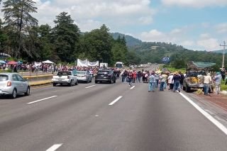 Tras dos d&iacute;as de bloqueo, ejidatarios de Tlahuapan deciden reabrir un carril para paso vehicular