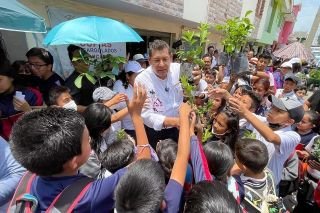 Armenta cumple su palabra de apoyar con agua a familias del norte de la capital
