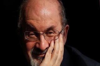 &iquest;Qu&eacute; se sabe de Salman Rushdie, escritor atacado en escenario?