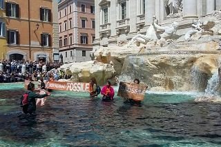 Ecologistas protestaron en la famosa Fontana di Trevi en Roma