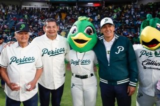 En compa&ntilde;&iacute;a de su pap&aacute;, el Gobernador Armenta acude a inicio de temporada de Pericos