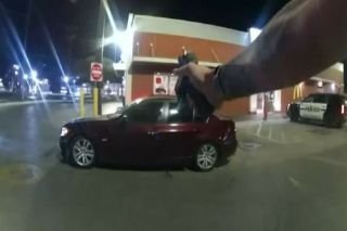 Polic&iacute;a de San Antonio confunde a joven automovilista que com&iacute;a hamburguesa y le dispara