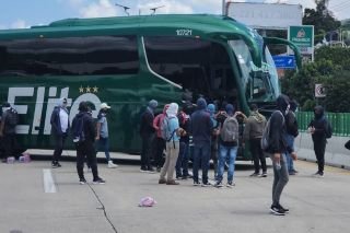 Cerca de 150 normalistas de Ayotzinapa cierran el Parador del Marqu&eacute;s en ambos sentidos