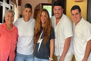 &iexcl;Mis tacos con todo! Shakira prueba la comida mexicana en un restaurante local de Cabo San Lucas