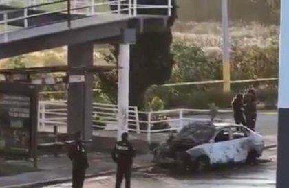 Hallan auto calcinado con dos cuerpos en el Perif&eacute;rico Ecol&oacute;gico