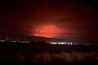Entra en erupci&oacute;n el Mauna Loa, el mayor volc&aacute;n activo del mundo, en Haw&aacute;i; a&uacute;n no hay afectaciones